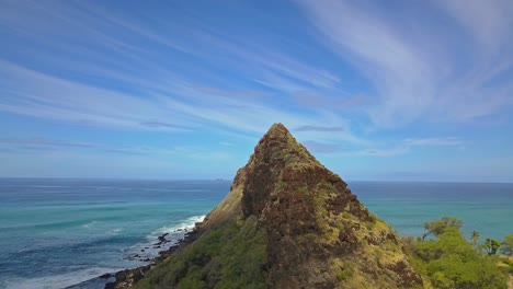 Luftaufnahme-Des-Berges,-Der-Den-Wunderschönen-Pazifischen-Ozean-Auf-Oahu-Zeigt