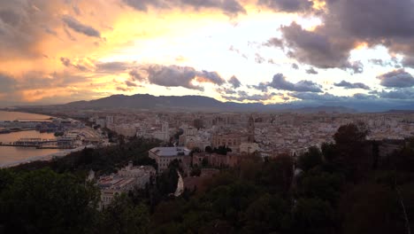 Atemberaubender-Blick-Auf-Den-Sonnenuntergang-über-Der-Stadt-Malaga-Mit-Wolken