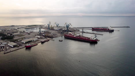 Rotationsdrohnenaufnahme-Des-Hafens-Von-Veracruz-Bei-Sonnenaufgang