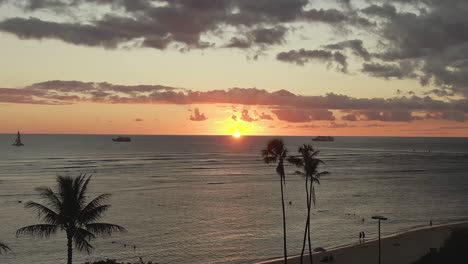 Luftaufnahme-Des-Sonnenuntergangs-Am-Strand-Von-Ala-Moana-In-Oahu,-Hawaii