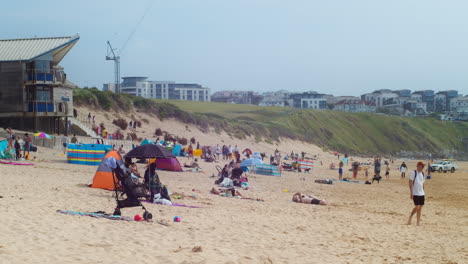 Menschen-Entspannen-Sich-Im-Sommer-Am-Fistral-Beach-In-Newquay,-Nordküste-Von-Cornwall,-England