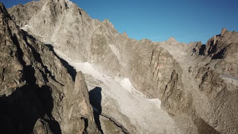 Vista-De-Drones-De-Algunos-Picos-Rocosos-De-Montaña-En-Los-Alpes,-Suiza