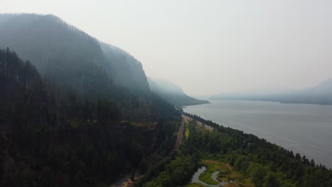 Counterclockwise-drone-shot-of-the-Columbia-River-and-the-dramatic-cliffs-of-the-canyon-in-Oregon