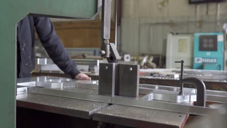 Sierra-De-Cinta-Industrial-Cortando-Aluminio-En-Una-Planta-De-Fabricación-De-Automatización