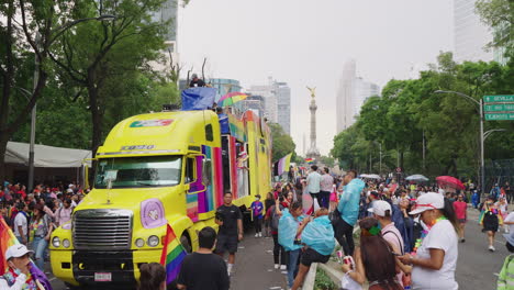 Gelber-Lastwagen-Fährt-Am-25.-Juni-2022-An-Den-Massen-Der-Pride-Parade-Entlang-Der-Avenue-Juarez-In-Mexiko-Stadt-Vorbei