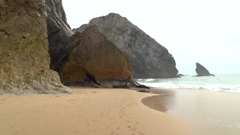 Afiladas-Rocas-De-Piedra-En-La-Playa-Cerca-De-Gruta-Da-Adraga
