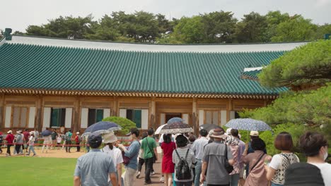 La-Residencia-Presidencial-Coreana-En-Cheong-Wa-Dae,-La-Casa-Azul,-Se-Abrió-Para-Visitas-Y-Se-Llenó-De-Turistas.