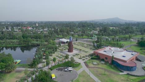 Vista-Orbital-Con-Drone-Sobre-El-Lago-Y-El-área-Natural-En-La-Ciudad-De-México