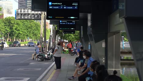 Gente-Esperando-El-Autobús-Fuera-Del-Parque-Lumpini,-En-El-Centro-De-Bangkok