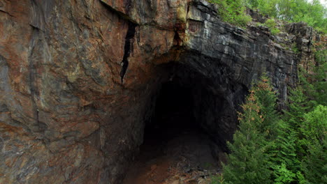 Aufsteigende-Aufnahme-Der-Tonnenhöhle-In-Helgeland,-Höhle-Im-Berg,-Nordnorwegen,-Nordland