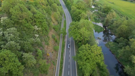 Ländliche-Europäische-Autobahn,-Die-Im-Frühling-Durch-Die-üppige-Natur-In-Deutschland-Führt