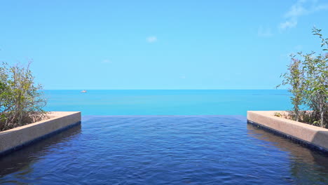 Resort-rooftop-infinity-pool-and-overlooking-ocean-idyllic-horizon