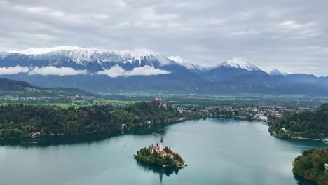 Vista-Aérea-Del-Lago-Bled-Y-El-Paisaje-De-Los-Alpes-Julianos,-Eslovenia