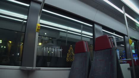 Weihnachtsbaum-Und-Helsinki-Kathedrale-Durch-Das-Fenster-Des-Transitbusses