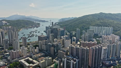 Drone-Revela-El-Centro-De-La-Ciudad-De-Tsuen-Wan,-Nuevos-Territorios-Occidentales,-Hong-Kong