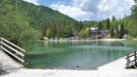 Wunderschöner-Jasna-See-In-Slowenien-Mit-Natur-Im-Hintergrund-Und-Kleinen-Holzbrücken-An-Den-Seiten