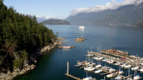 Liegende-Mietboote-Und-Angelcharter-Im-Sewell&#39;s-Marina-In-Horseshoe-Bay,-BC,-West-Vancouver,-Kanada-Mit-Blick-Auf-Eine-Kreuzende-BC-Fähre