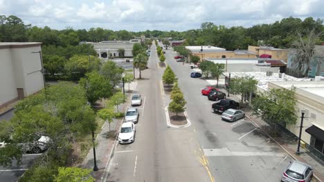Luftaufnahme-Um-Geparkte-Autos-An-Der-King-Street-Im-Sonnigen-Jacksonville,-Florida-–-Kreisende-Drohnenaufnahme