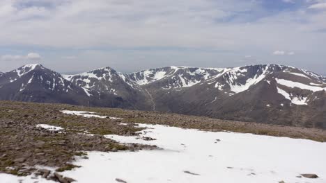 Schottland-Bergkette-Mit-Schnee-Bedeckt-Drohnenschuss