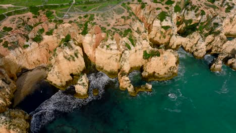 Drohnenvideo-Von-Der-Algarveküste-An-Einem-Teilweise-Bewölkten-Tag