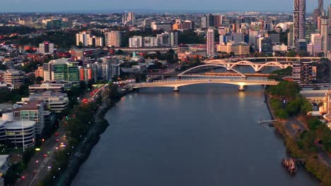 Brisbane-River,-Bridge,-Traffic,-And-Downtown-Skyline-At-Sunset-In-Queensland,-Australia