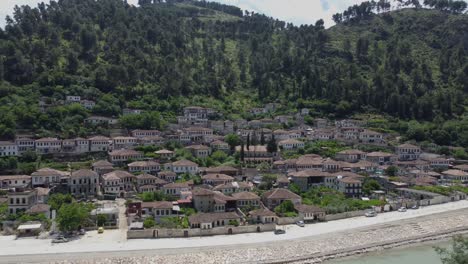 Berat,-Albanien,-Diese-2.413-Jahre-Alte-Stadt,-Der-Stolz-Der-Albanischen-Architektur,-Die-Unter-Dem-Schutz-Der-Unesco-Steht,-Liegt-120-Km-Von-Tirana-Entfernt