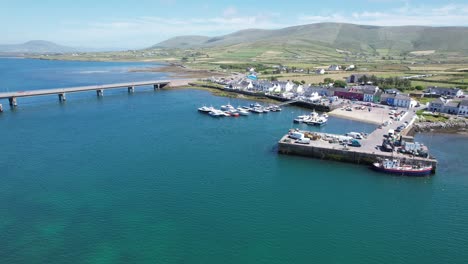 Portmagee-Harbour-County-Kerry,-Irland-Straßenbrücke-Zur-Valentina-Island-Drohnen-Luftaufnahme