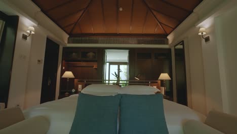 Ein-Wunderschönes-Gästezimmer-In-Einem-Tropischen-Resort-Mit-Indochine-Architektur