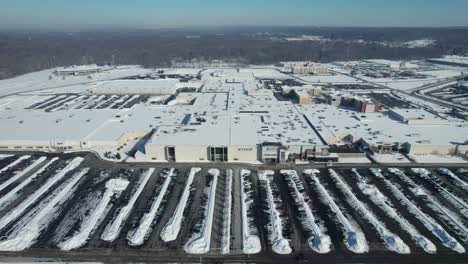 Eine-Luftaufnahme-Von-Nile-Ohio-Eastwood,-Das-Im-Winter-Mit-Schnee-Bedeckt-Ist