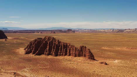 Formación-De-Roca-Roja-En-El-Desierto-Salvaje-Del-Parque-Nacional-De-Utah,-EE.UU.---Toma-Aérea-En-órbita