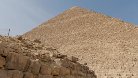 Blick-Nach-Oben-Vom-Fuß-Der-Großen-Pyramide-Von-Gizeh-Vor-Blauem-Himmel