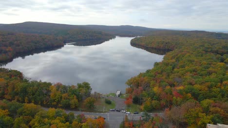 Aerial-drone-shot-of-a-big-lake-in-Wilkes-barre-Pennsylvania-during-the-fall-time