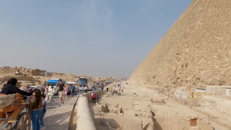Traffic-and-tourists-in-front-of-the-Pyramid-of-Khufu,-in-sunny,-Giza,-Egypt