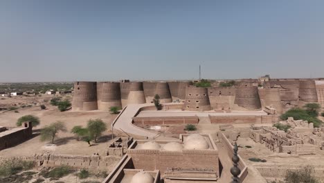 Luftaufnahme-Der-Bastionen-Der-Derawar-Festung-Mit-Dolly-Rückseite,-Enthüllung-Der-Abbasi-Jamia-Shahi-Moschee-Qila-Derawar