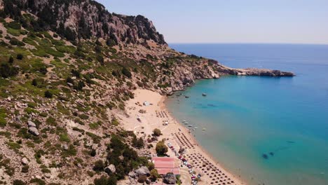 Vista-Panorámica-De-La-Playa-De-Tsambika-Con-Cabañas-En-Grecia.