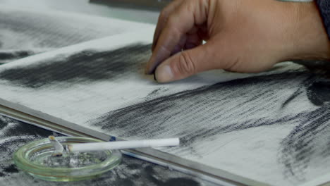Detail-Einer-Handzeichnung-Mit-Kohle-Und-Der-Verwendung-Der-Finger,-Um-Durch-Verwischen-Der-Kohle-Schatten-Zu-Erzeugen