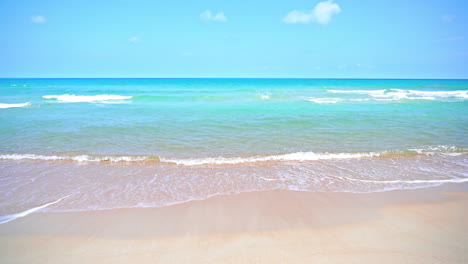 Wunderschöner-Sandstrand-Mit-Weißem-Sand-Und-Sanfter,-Ruhiger-Welle-Des-Türkisfarbenen-Ozeans-An-Sonnigen-Tagen
