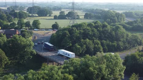 Aerial-Dolly,-Rechte-Ansicht,-üppige-Landschaft,-Ackerland,-Waldland,-Ländliche-Autobahn-M62,-Rainhill,-England