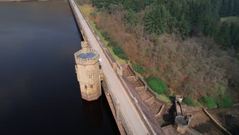Malerische-Aussicht-Auf-Touristen,-Die-An-Einem-Sonnigen-Tag-In-Yorkshire,-England,-Die-Passage-Des-Scar-House-Reservoir-Dam-überqueren