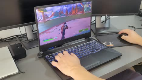 Playing-and-shooting-in-Fortnite-on-a-gaming-laptop