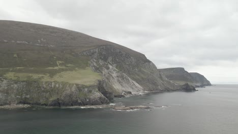 Minaun-Cliffs-With-Cathedral-Rocks-At-The-Edge-Of-Keel-Beach-On-Achill-Island,-County-Mayo,-Ireland