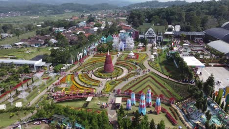 Draufsicht-Auf-Den-Wunderschönen-Blumengarten-Mitten-In-Der-Stadt-In-Indonesien