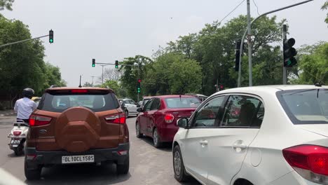 El-Tráfico-Toma-Una-Curva-Suave-En-Un-Semáforo-En-Nueva-Delhi.
