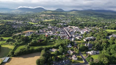 Kenmare-County-Kerry-Irland-Steigende-Drohne-Luftaufnahme-Sommer