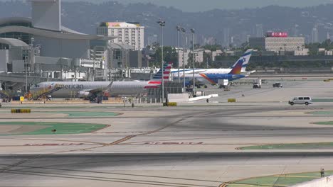 Airplanes-lined-up-at-the-LAX-airport