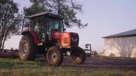 Roter-Traktor-Auf-Der-Ranch-Geparkt