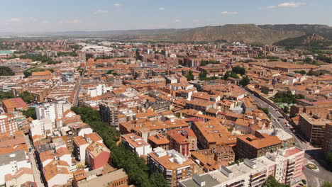 Bunte-Dächer-Von-Madrider-Wohngebäuden-Und-Engen-Gassen,-Blick-Aus-Der-Luft