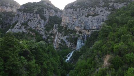 Der-Wunderschöne-Sotira-Wasserfall-In-Albanien