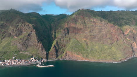Paul-do-Mar-nestled-at-foot-of-imposing-cliffs-on-coastline,-Madeira