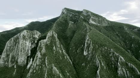 Cerro-De-La-Silla-Bewölkter-Nachmittag-Monterrey-Nuevo-Leon-Mexiko-Sommerflug-Drohne